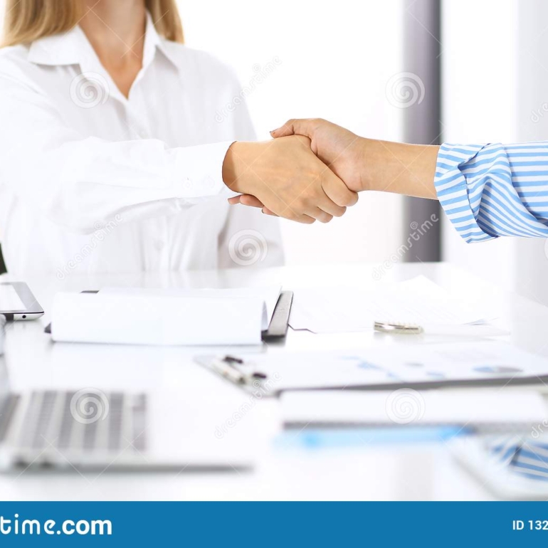 stretta-di-mano-affari-alla-riunione-o-al-negoziato-ufficio-partner-che-stringono-le-mani-mentre-soddisfatto-perché-firmando-132604889